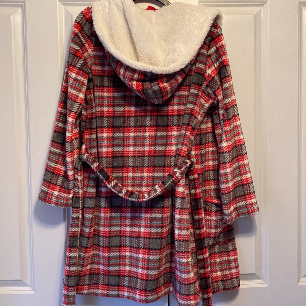 Women's Short Hooded Fuzzy Robe - Picture 6 of 6